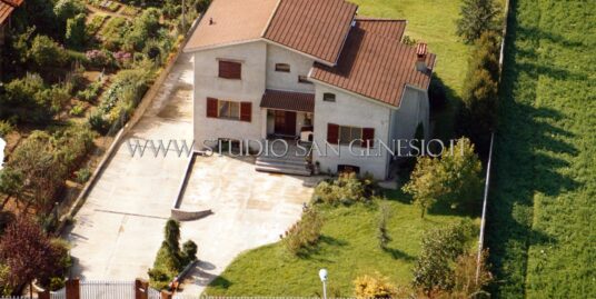 Villa singola di 7 locali e 2600 mq di giardino